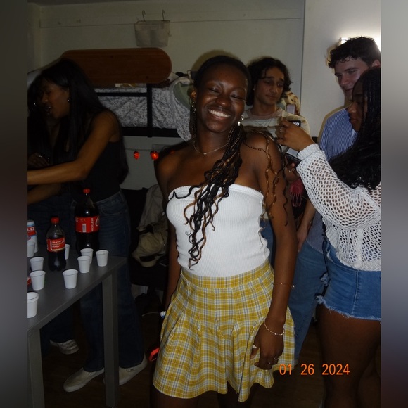 90s vibes yellow skirt, resembles the skirt worn by cher in clueless 💛⭐️ - Picture 3 of 4